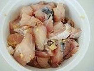 红烧鱼块,洗净的鱼切块，放盆里加适量盐、白胡椒粉、料酒和姜丝腌制半小时