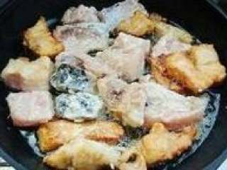 红烧鱼块,锅里放油，要比平时炒菜的时候适当多些，油热时放入鱼块，小火煎到两面金黄捞出备用