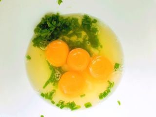 三分钟搞定小盆友快手早餐的鸡蛋卷,小葱切成0.5cm左右小段，放入四个鸡蛋。