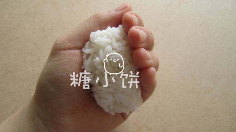 章鱼片握寿司,取一小团米饭放在手心中。