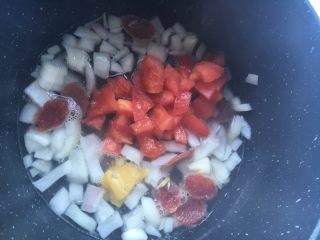 芝士通心粉,加入清水，放高汤块和番茄碎