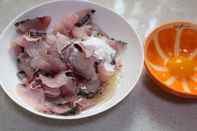 水煮鱼片这么烧，健康营养有颜值！全家人吃了赞不绝口！,鱼片用蛋清和淀粉抓匀，挂浆