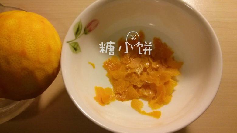 橙汁戚风,橙子洗净后擦干，用小刀削橙皮，不要取到白色部分。