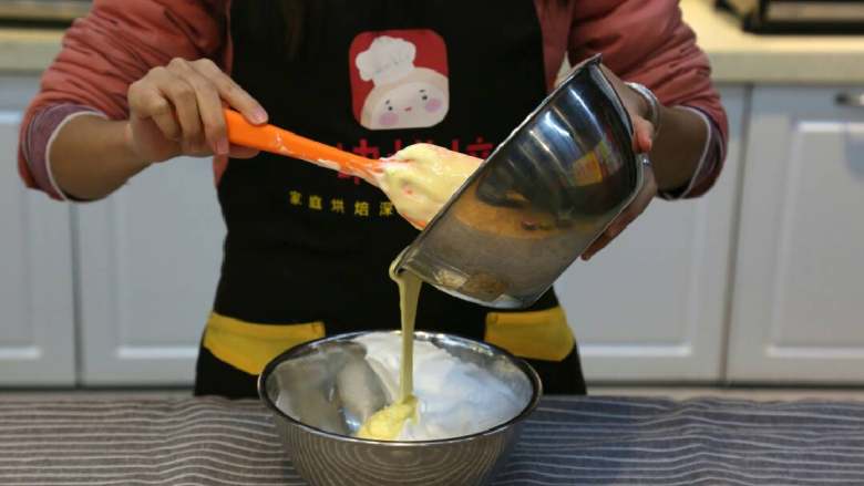 圣诞树桩蛋糕,将翻拌好的蛋白蛋黄糊加入剩下的蛋白糊中，翻拌均匀