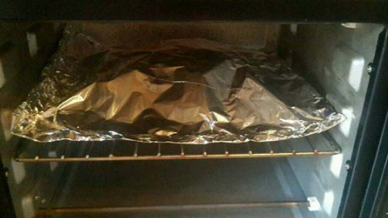 纸包鲈鱼,把封好边的鲈鱼放在烤网上，放入烤箱中层上下火200度烤30分钟。（没有烤箱也没关系可以直接放入锅内并放少许水烧10几分钟也可以）看见锡纸膨胀鼓起就是差不多烤好了。