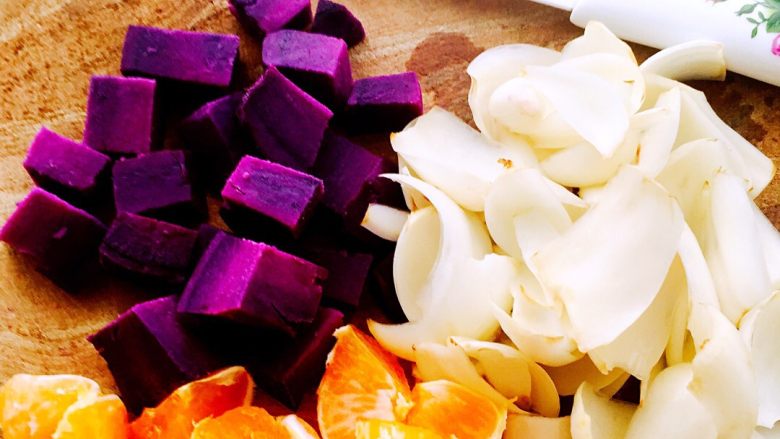 百合紫薯水果酒酿蛋花羹#王氏私房菜#,所有材料备齐、紫薯提前上锅蒸熟后切丁、桔子去皮切丁备用……