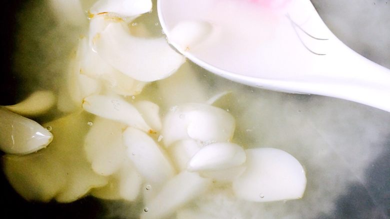 百合紫薯水果酒酿蛋花羹#王氏私房菜#,锅中放入适量清水烧开、加入酒酿和百合、大火煮2分钟