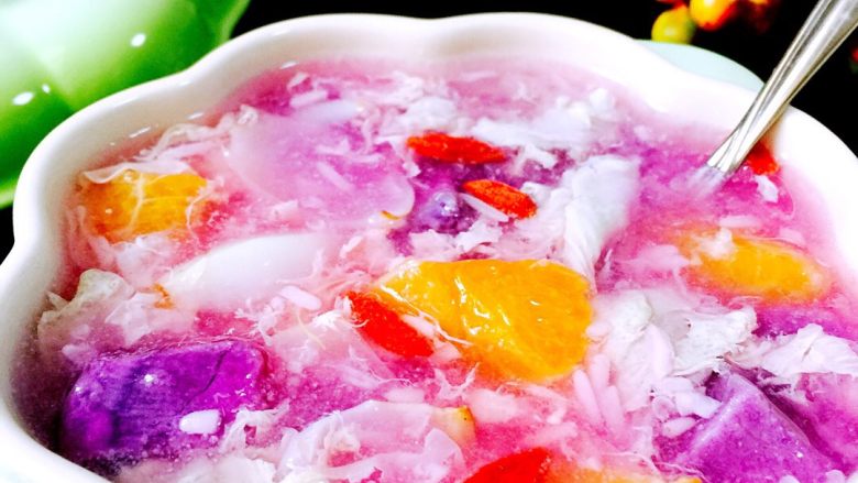 百合紫薯水果酒酿蛋花羹#王氏私房菜#,盛入器皿里、撒上几粒枸杞营养又漂亮、慢慢享用吧、养眼又养颜哟……