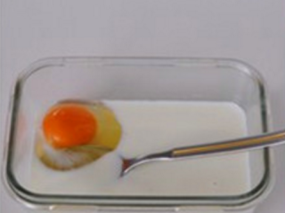 法棍吐司,将鸡蛋、牛奶、淡奶油和砂糖混合均匀。
