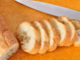 法棍吐司,法国棍子面包顶刀切成约1厘米厚的片。