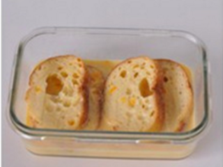 法棍吐司,将面包片在做法1的溶液中均匀浸泡片刻。