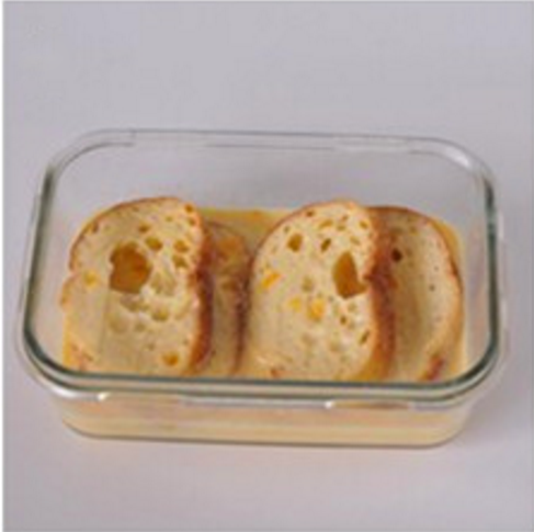 法棍吐司,将面包片在做法1的溶液中均匀浸泡片刻。