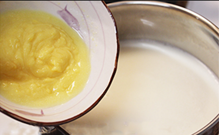 牛奶抹茶布丁,把溶于水的吉利丁粉或者泡软的吉利丁片加入奶锅中。