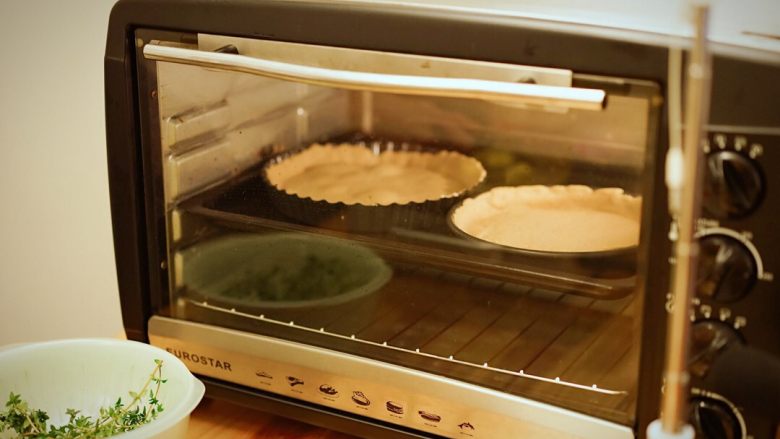 Quiche法意鮮蔬鹹派,放入烤箱以200度的溫度烘烤10-15分鐘。