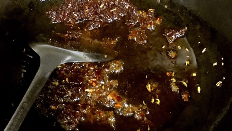 水煮牛肉片,捞出多余的料，放入郫县豆瓣炒香。