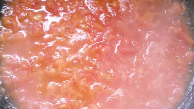 西红柿汤面,盛出鸡蛋的炒锅里，可直接倒入切好的西红柿，直接翻炒。把西红柿炒成糊糊后根据人数和自己吃面时的汤汁多少，加入适量的水烧开。