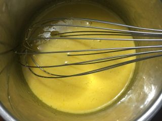 肉松元宝蛋糕,分开蛋黄和蛋清在两个干净的盆里，蛋黄加油和牛奶搅拌混合均匀