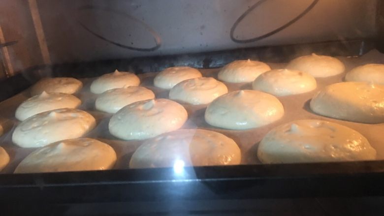 肉松元宝蛋糕,烤箱预热，上火170度，下火150的烤15分钟左右，看自己的烤箱温度而定