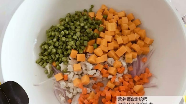 宝宝辅食：南瓜鸡肉豇豆焖饭,加入步骤2中捞出的鸡肉丁，中火翻炒2-3分钟。接着倒入南瓜块、胡萝卜丁和豇豆丁。