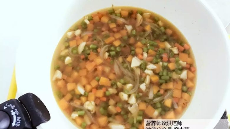 宝宝辅食：南瓜鸡肉豇豆焖饭,倒入300ml水，加盖煮至水开。