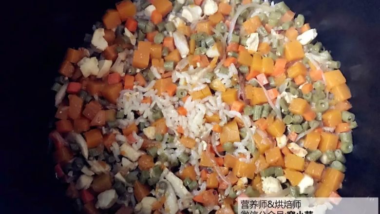 宝宝辅食：南瓜鸡肉豇豆焖饭,煮好，保温5分钟左右再出锅。
》如果水多了，可以多保温焖一段时间，也可以盛出用炒锅收汁。