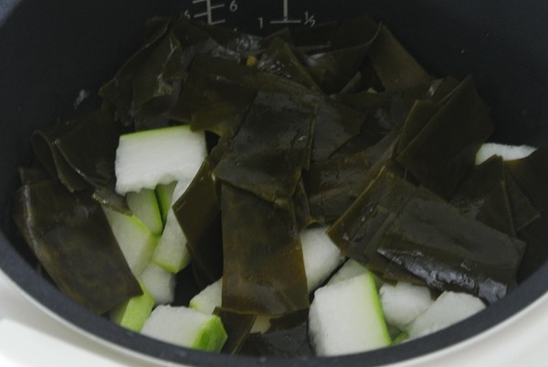 祛湿汤——冬瓜海带汤,所有材料一起放入电饭锅，加水和少量的油。