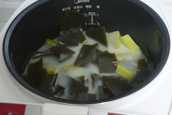 祛湿汤——冬瓜海带汤,好了以后，加适量盐调味即可。能看出成品汤很浓很白。