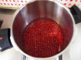 蜜红豆,将泡的红豆放入锅中，加入适量的清水大火烧开。烧制2分钟后把水倒掉。