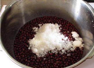 蜜红豆,加入适量的白糖。