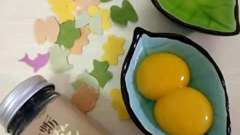 双色蛋饼卷红黄绿炒饭,将蛋清和蛋液分开备用