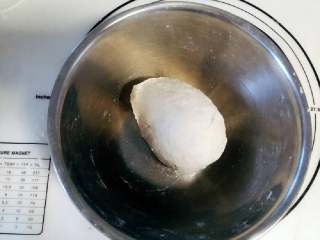 黑眼豆豆面包,中种面团材料混合揉成团，冷藏发酵一夜。