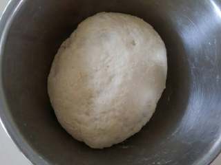 黑眼豆豆面包,冷藏发酵一夜的中种面团变得这么大了。