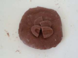 黑眼豆豆面包,面团擀成圆片，包入5克巧克力，我用的是法芙娜的海盐巧克力。