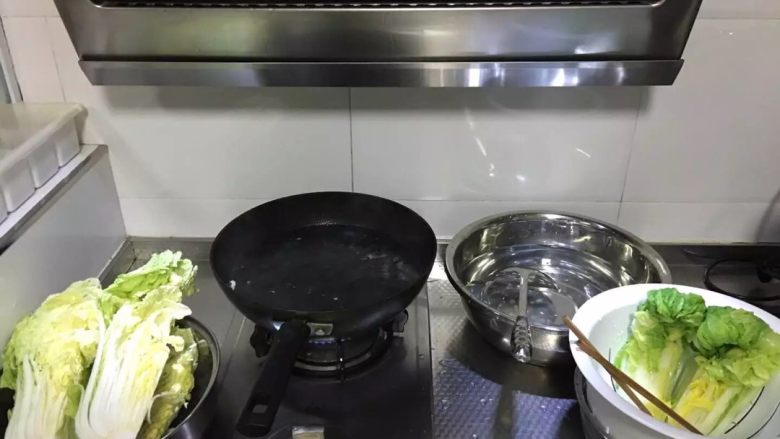 腌制酸菜（东北酸菜）冬天的回忆,做锅开水，水开后把白菜放锅里烫一下。不要烫太久几十秒就可以。最长不要超过一分钟