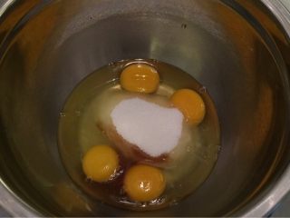 海绵杯子蛋糕,将鸡蛋回至室温，加入砂糖、朗姆酒（不怕蛋腥味可不加）