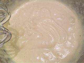 海绵杯子蛋糕,鸡蛋液用电动打蛋器中速打发12－15分钟，至滴落蛋液不轻易消失
