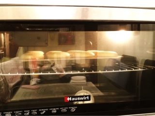 海绵杯子蛋糕,烤箱预热170度，上下火中层20－25分钟，烤至表面金黄