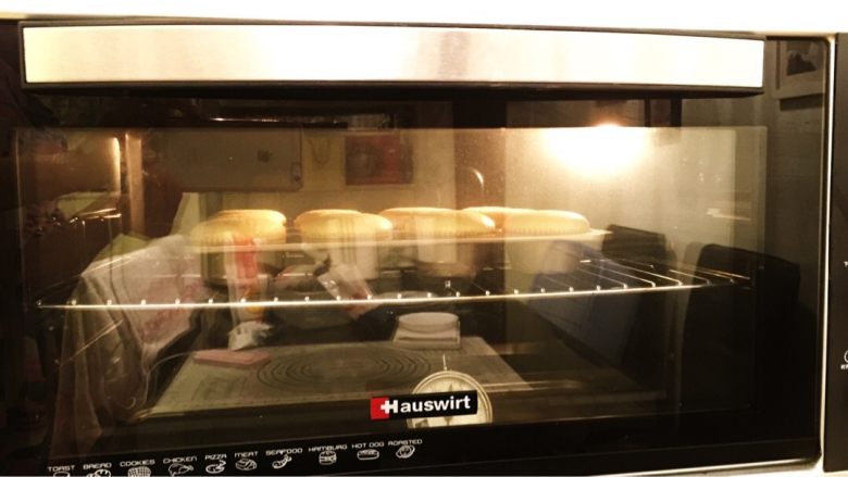海绵杯子蛋糕,烤箱预热170度，上下火中层20－25分钟，烤至表面金黄