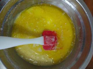 香橙玛德琳,黄油融化后，趁温热加入搅拌均匀
