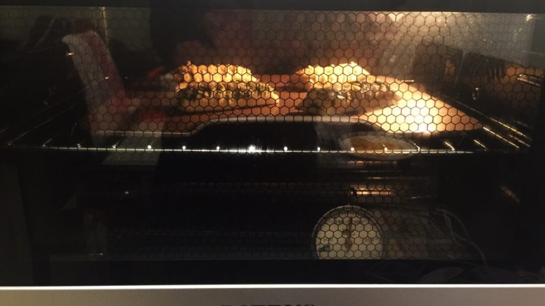 红豆千层酥,烤箱预热200度上下火中层20分钟左右
