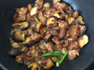 香菇蒸滑鸡,将腌好的鸡块和香菇倒入锅中翻炒。