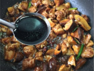 香菇蒸滑鸡,待鸡肉变色后，加入一勺香醋，翻炒均匀出锅。