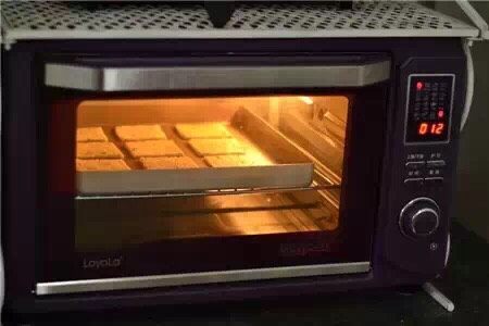 葱香苏打饼干,烤箱预热180度，中层烘烤10-12分钟左右，至饼干表面金黄，放至完全冷却时食用。