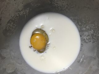 豆沙大理石吐司,先加液体牛奶和鸡蛋