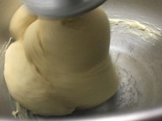 豆沙大理石吐司,放入厨师机开始搅拌，抱成团后加入切小块的黄油，继续搅拌