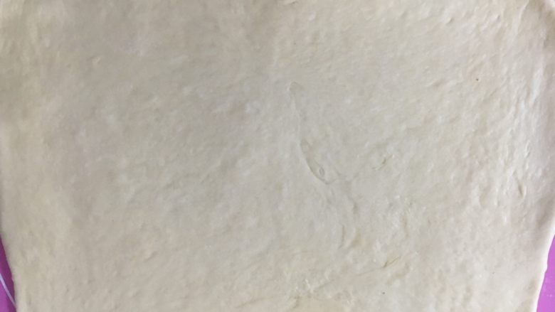 豆沙大理石吐司,面团按压排气后，擀成长方形的面片