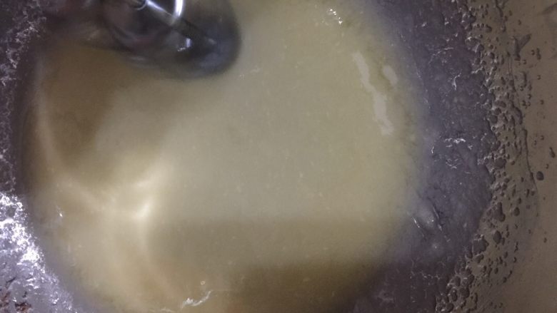 奶香芝麻曲奇,油和糖粉一起打发至稠状