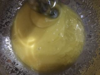 奶香芝麻曲奇,分两次加入蛋液。每一次加入需要匀后再加入。高速打发
