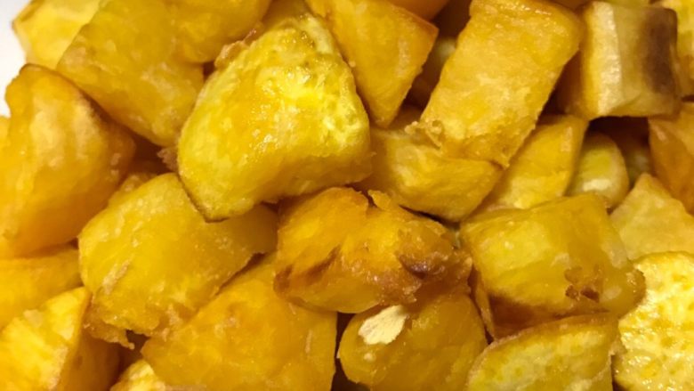 ～拔丝白薯～,炸至金黄色将白薯块捞出出来，把油倒出来。