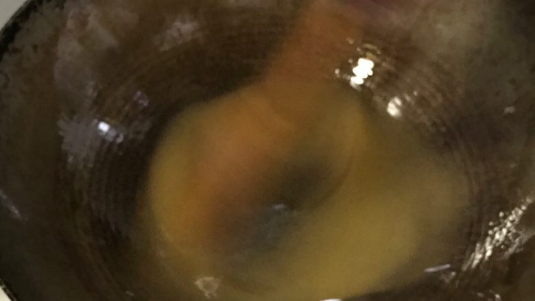 ～拔丝白薯～,糖色颜色变黄，锅底开始冒大泡泡即可。